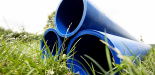 Blaue Polyethylen-Rohre für die Erneuerung der Trinkwasserleitungen.