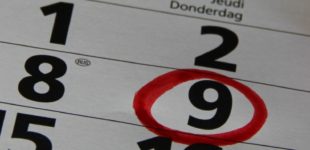 Nahaufnahme eines Kalenderausschnitts. Die Zahl 9 ist deutlich sichtbar und wird von einem roten Kreis umrahmt.