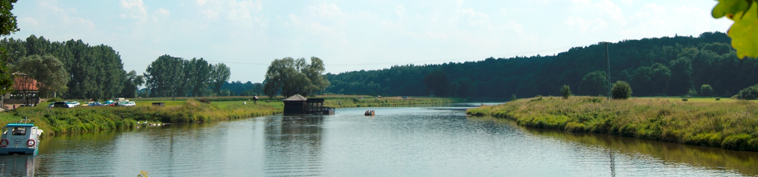 In einer Idyllischen Landschaft ist die Mulde in Grimma zu sehen.