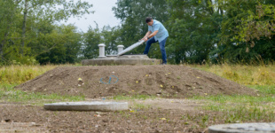 Arbeiten an der Wasserfassungsanlage bei Grimma, die auf einem bewaldeten Hügel liegt. Solche Anlagen dienen der Gewinnung von Wasser aus verschiedenen natürlichen Quellen.