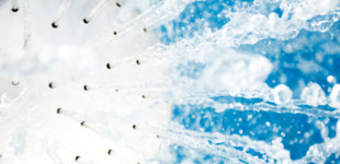 Nahaufnahme einer Regendusche aus der Wasser fließt.