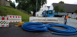 Eine Baustelle mit blauen Trinkwasserleitungen.