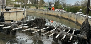 Schmutz- und Schlammreste kommen aus dem Becken des Klärwerks zum Vorschein.