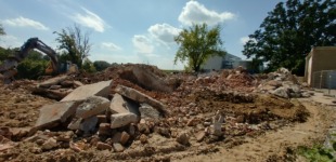 Abriss eines Wasserwerkes, viel Schutt und Dreck ist auf der Baustelle zu sehen.
