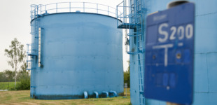 1000 Kubikmeter fassender Hochbehälter für Trinkwasser steht mittem im Grünen.